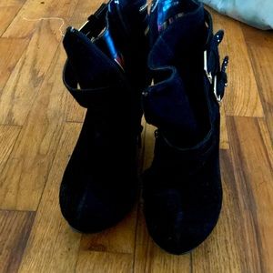 Black velvet and Gold Size 8 Bamboo Zip up Ankle Wedge boots